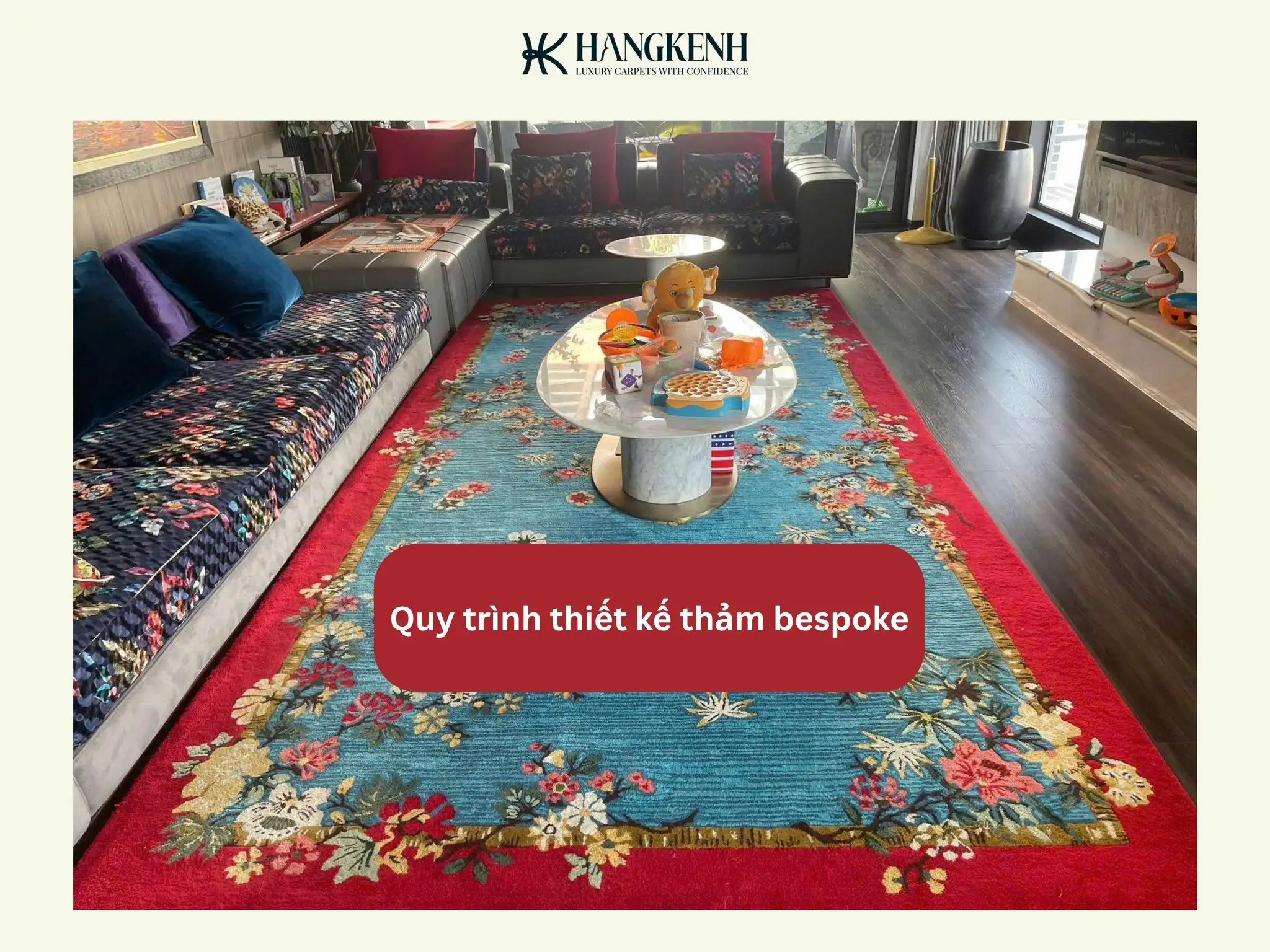 Thảm len đỏ đô – bề mặt phẳng mịn, sợi len đều, viền sắc nét, mang lại vẻ sang trọng cho phòng khách hoặc không gian nghệ thuật
