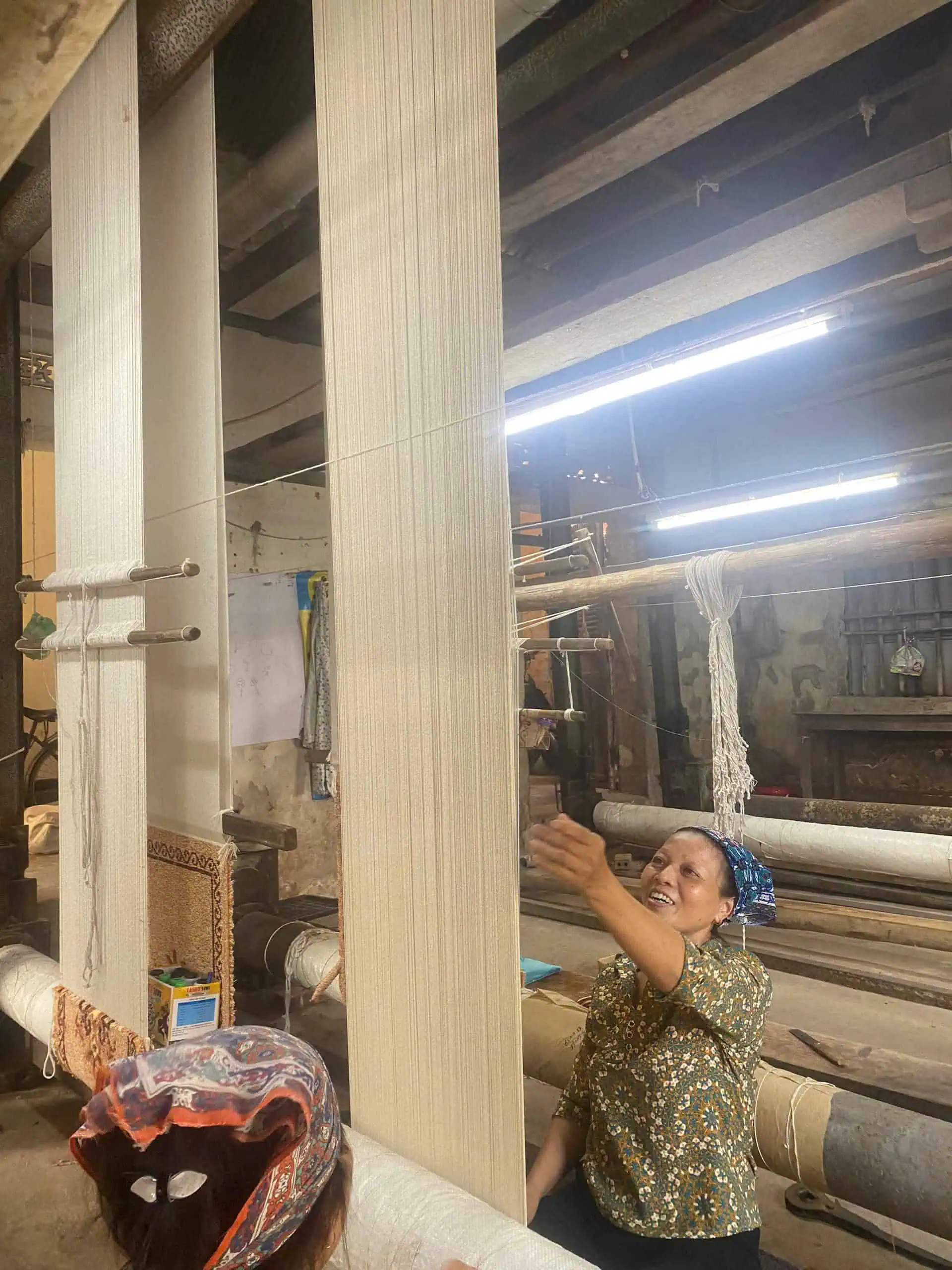 Nụ cười công nhân đang dệt thảm len